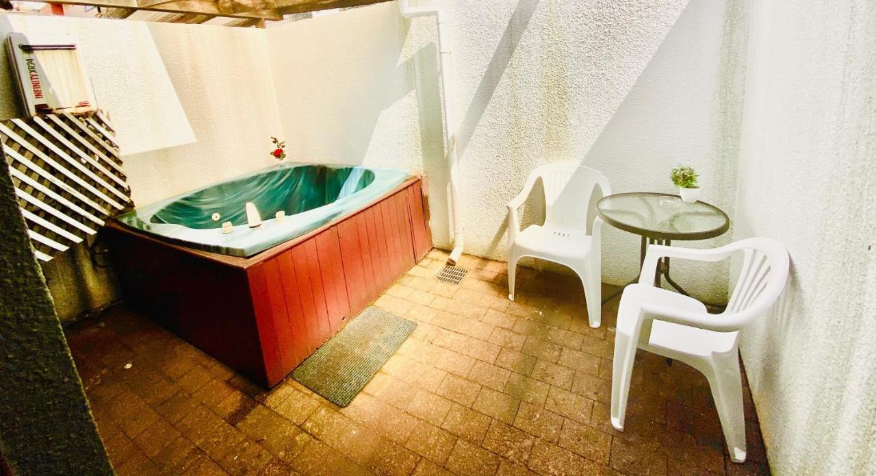 Baden Lodge Motel - Private Spa Bath Rotorua Luaran gambar